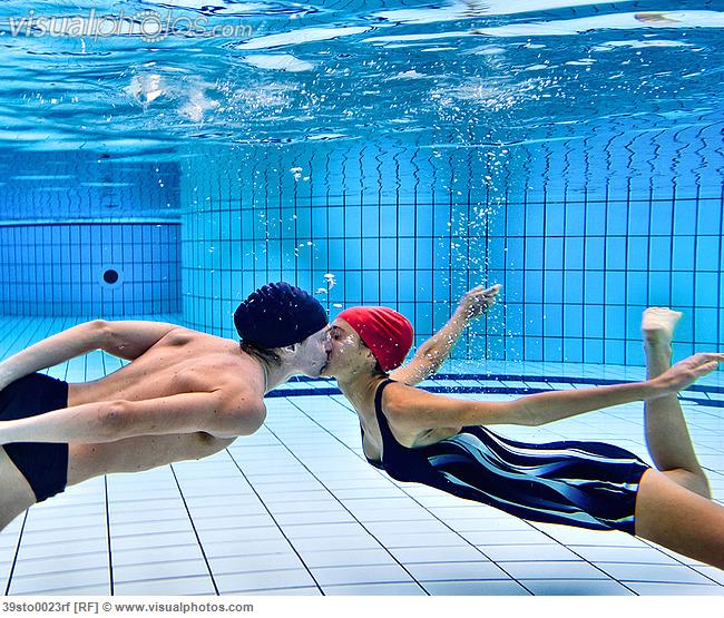 couple_kissing_in_swimming_pool_39sto0023rf.jpg